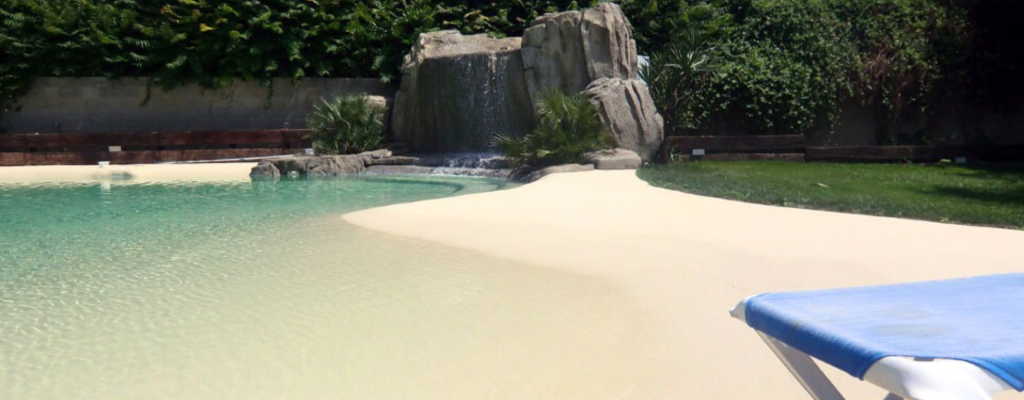 decoración y ambiente para una piscina playa o piscina arena